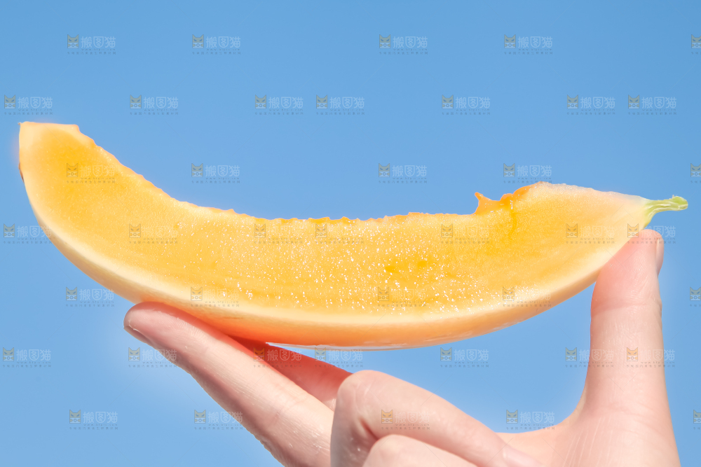 手里拿着东方蜜甜瓜