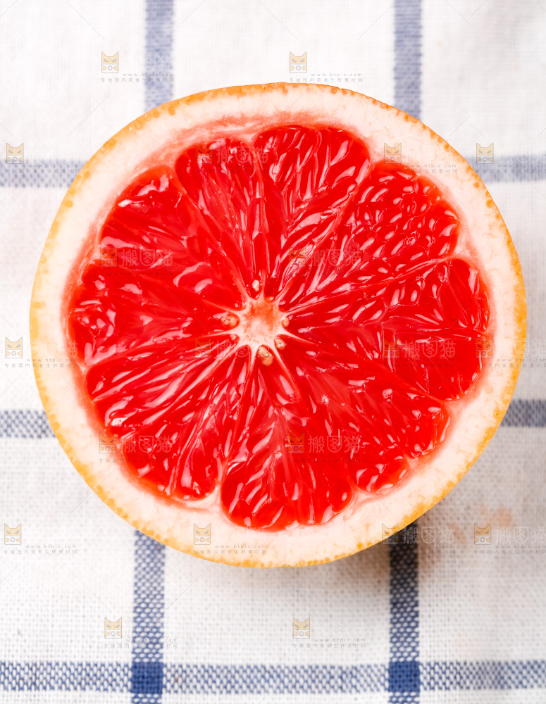 格子底上放着红心西柚