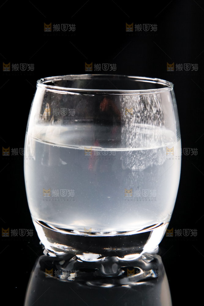 杯子里装着椰子汁