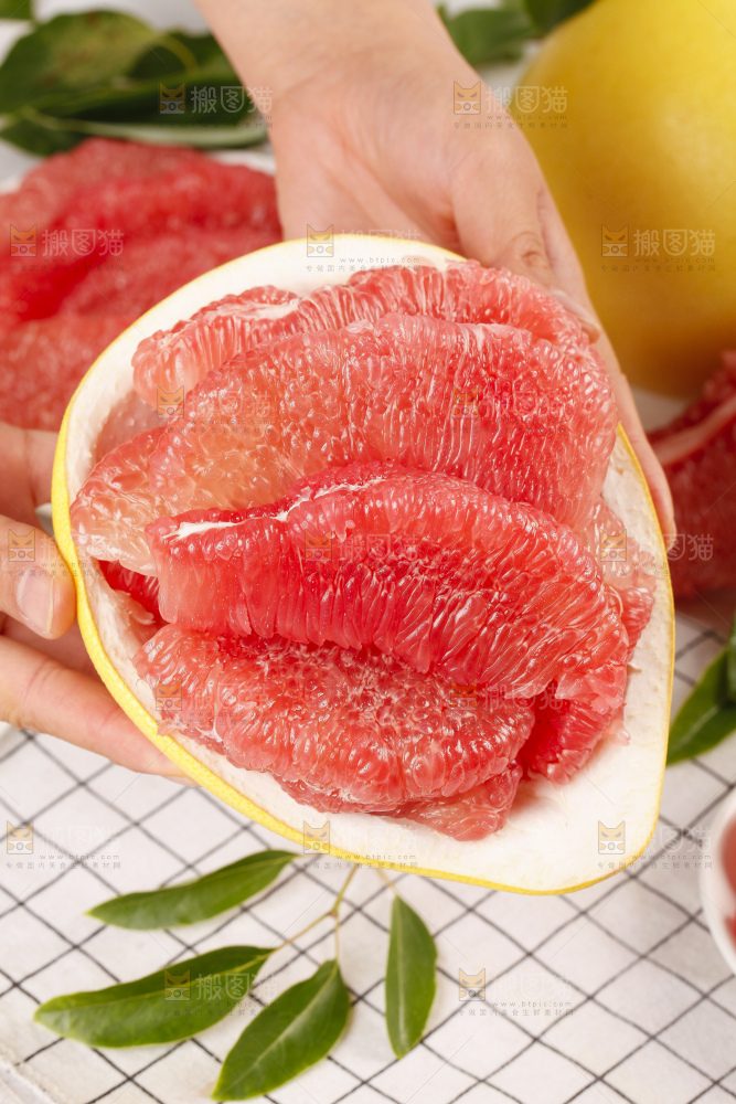 盘子里的红心柚子果肉