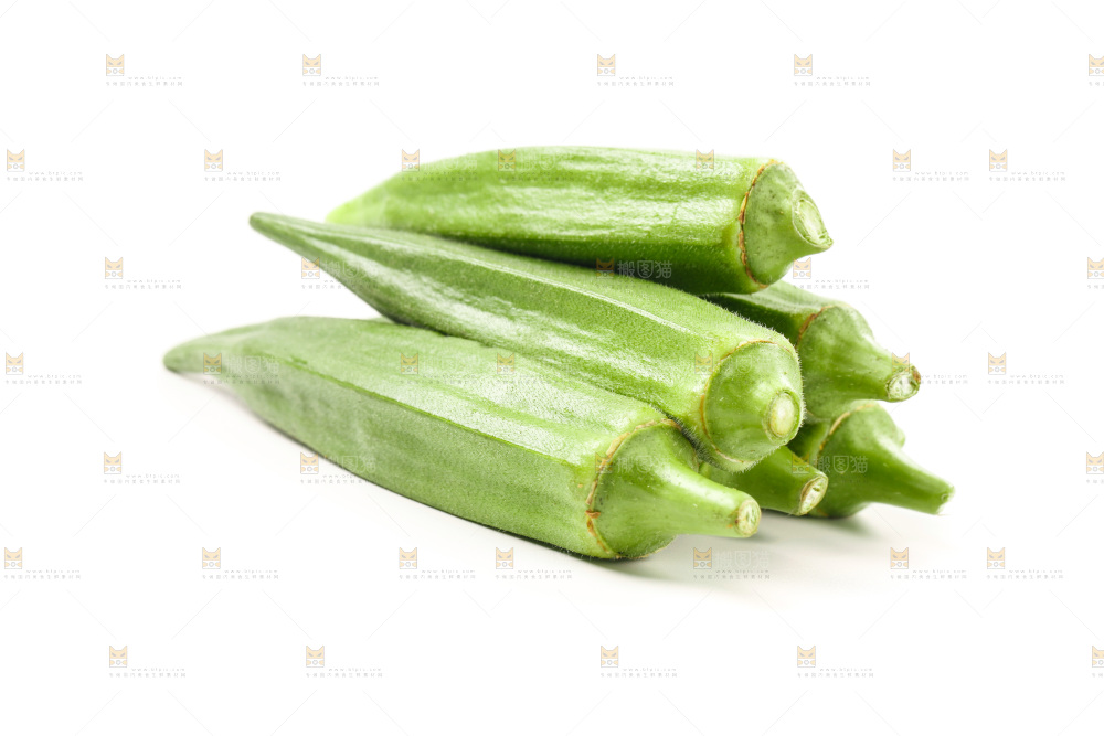 新鲜的羊角豆放在白底上
