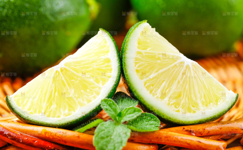 竹篮上放着小块香水柠檬