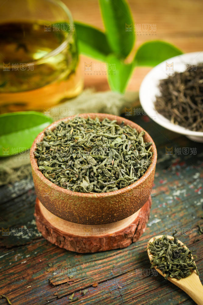 木底上放着绿茶