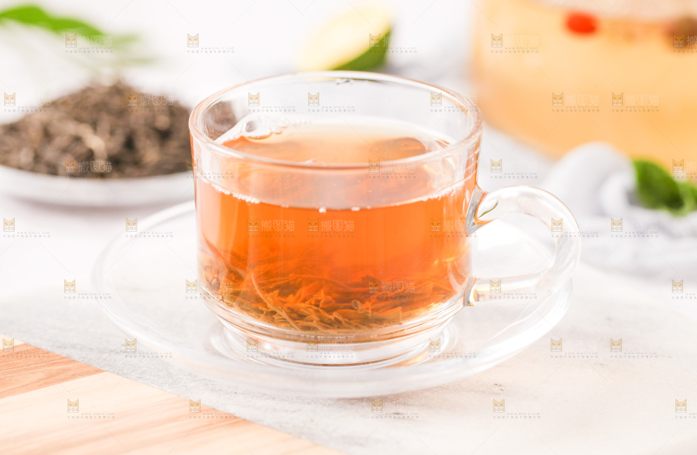 桌上放着一杯毛尖茶