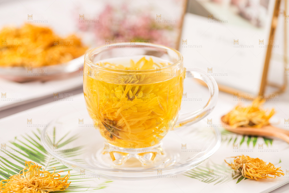 桌子上放着一杯金丝皇菊