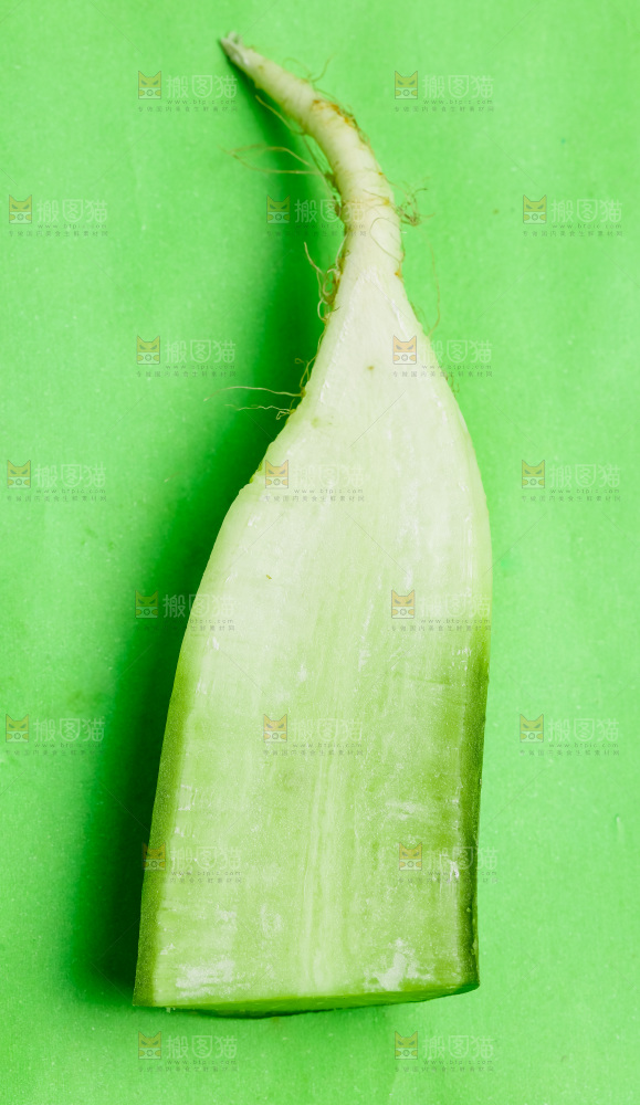 绿底上放着绿萝卜
