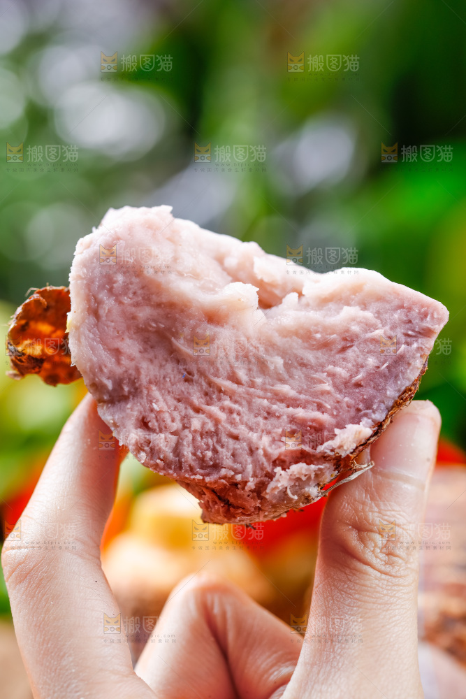 手指夹着一块荔浦芋头