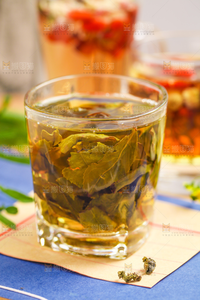 信纸上放着一杯铁观音茶