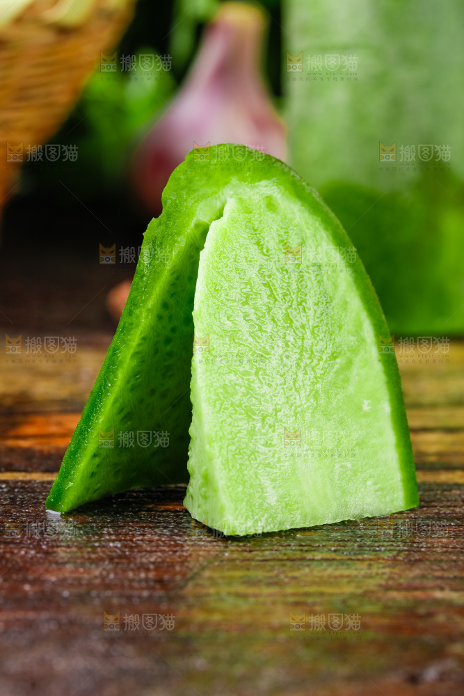 木底上放着绿萝卜