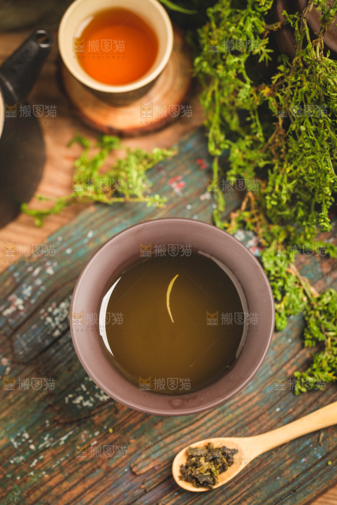 木底上放着一杯铁观音茶
