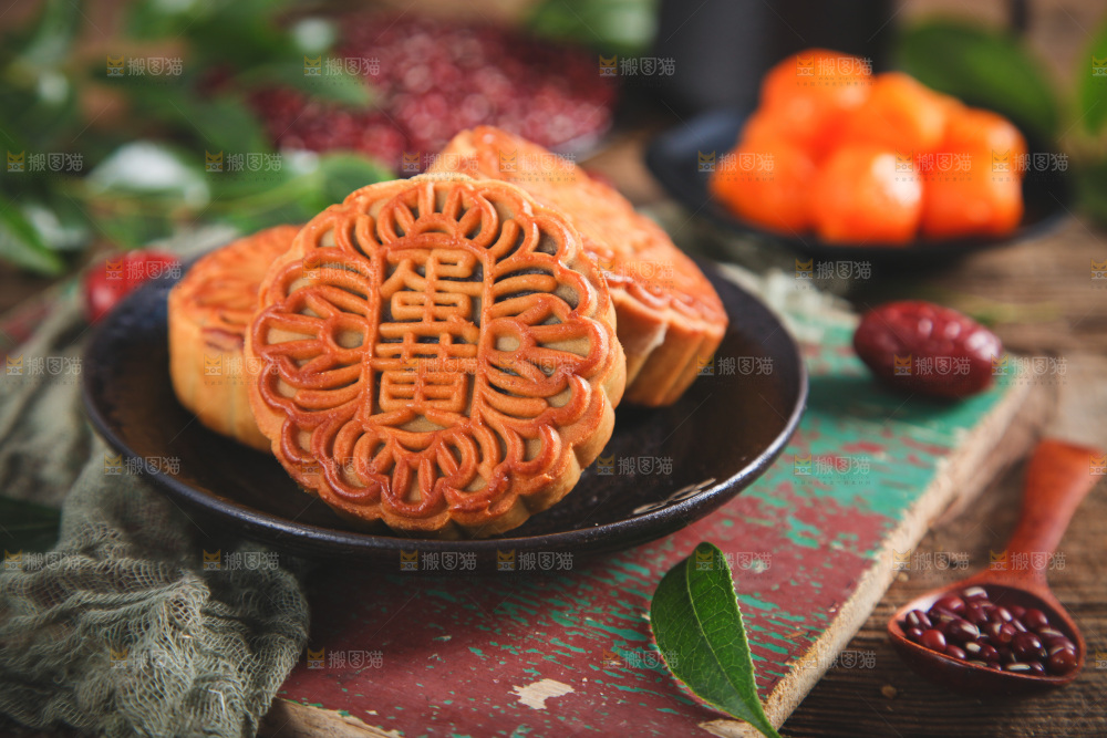 木底上放着一盘月饼