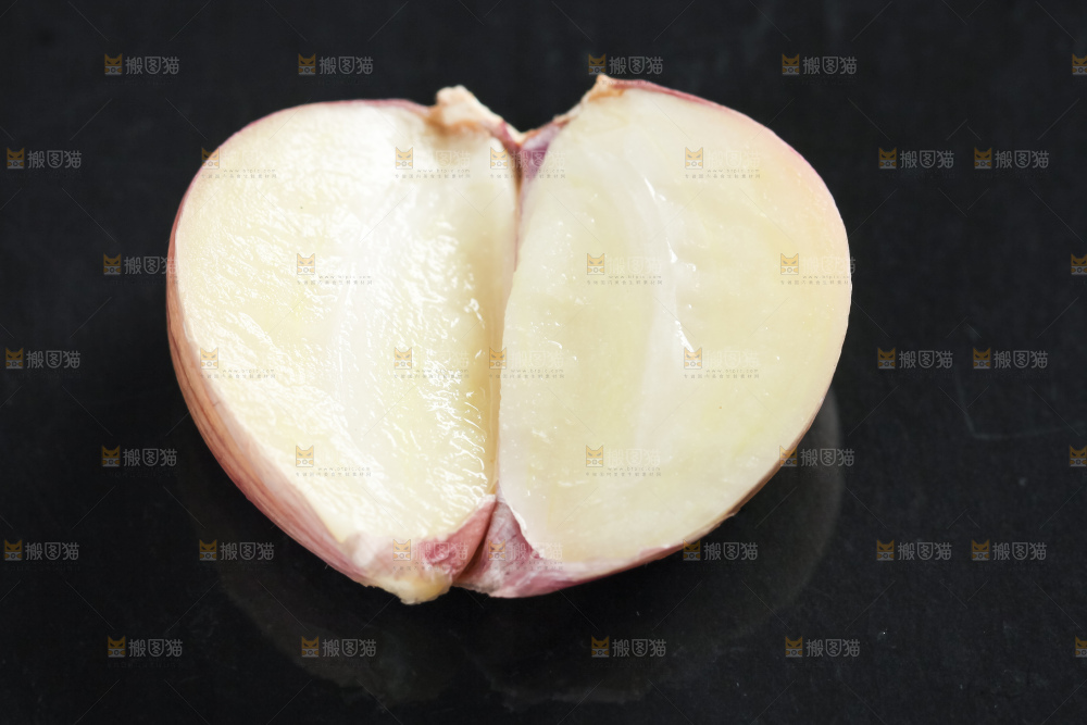 黑石板上放着紫皮蒜