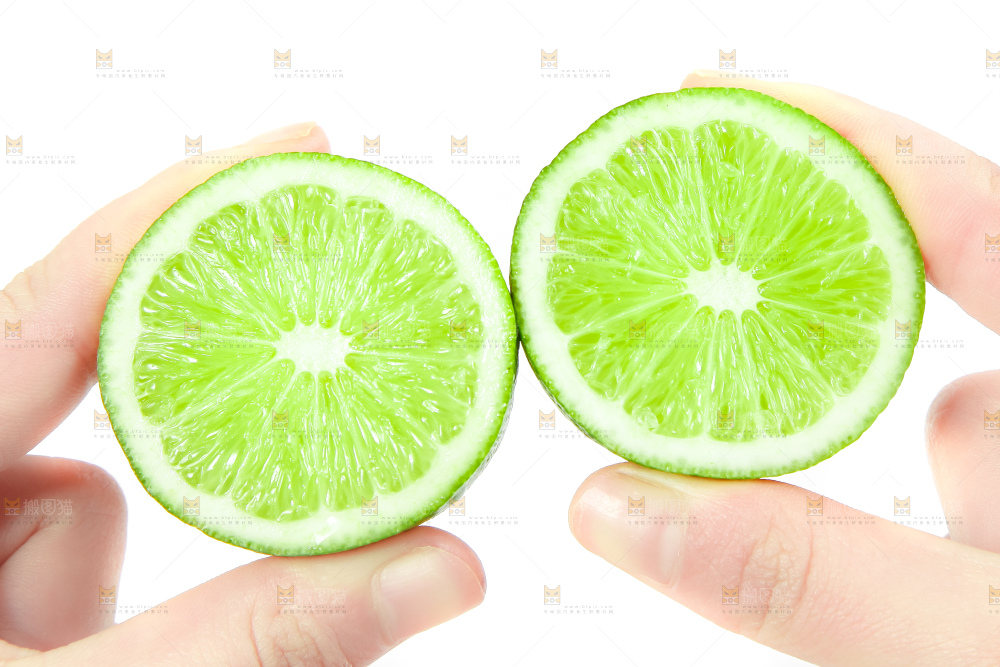 手里拿着海南青柠檬