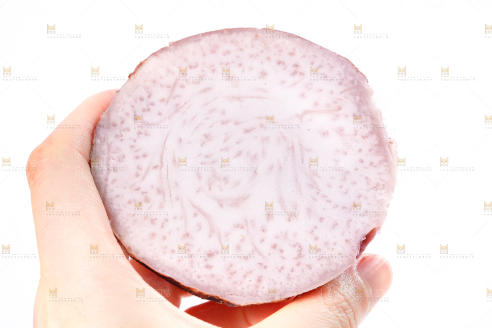 手里拿着切开的大芋头