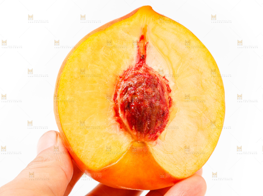 手拿切开的黄桃