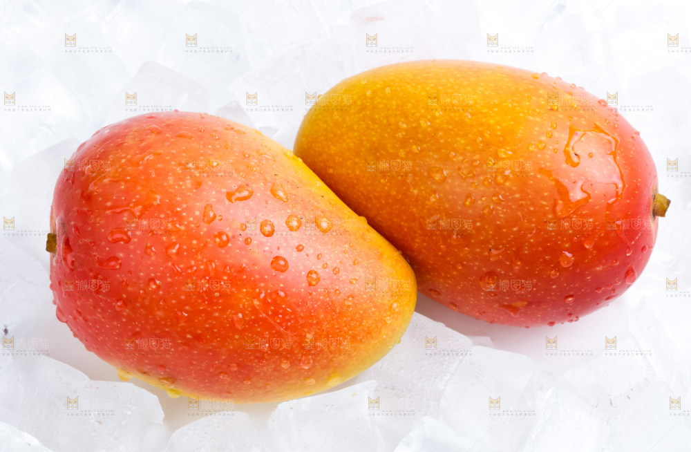 浅底上放着剥皮的贵妃芒