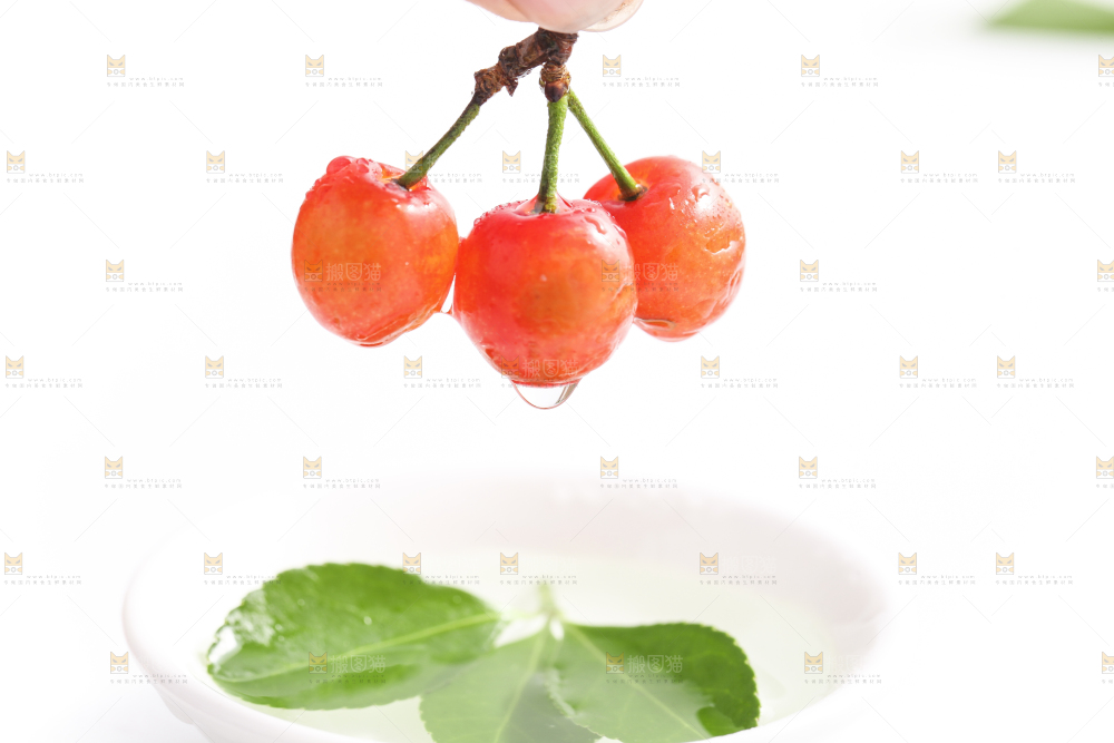 手里拿着水晶樱桃