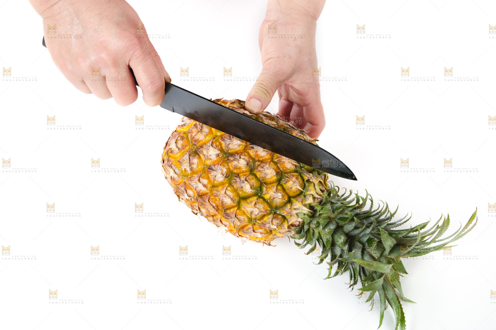 白底上放着菠萝