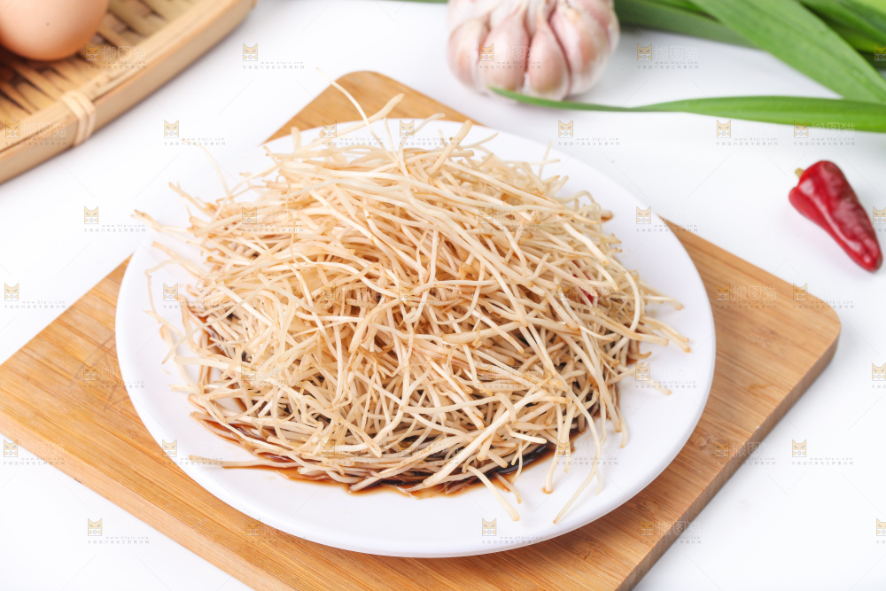 盘子里的凉拌大蒜须