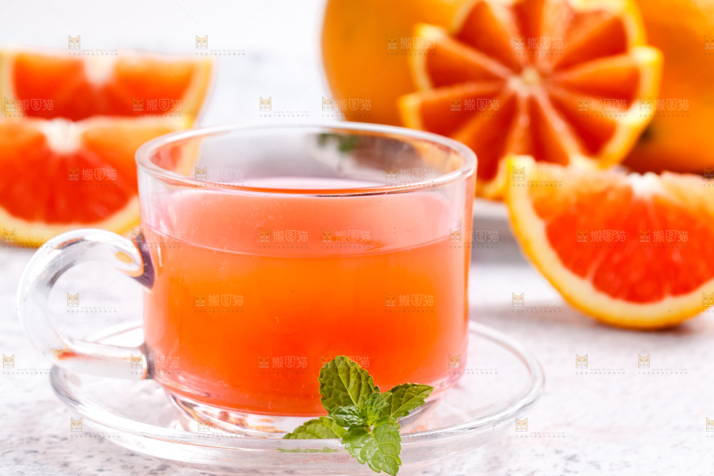 杯子里装着橙子汁