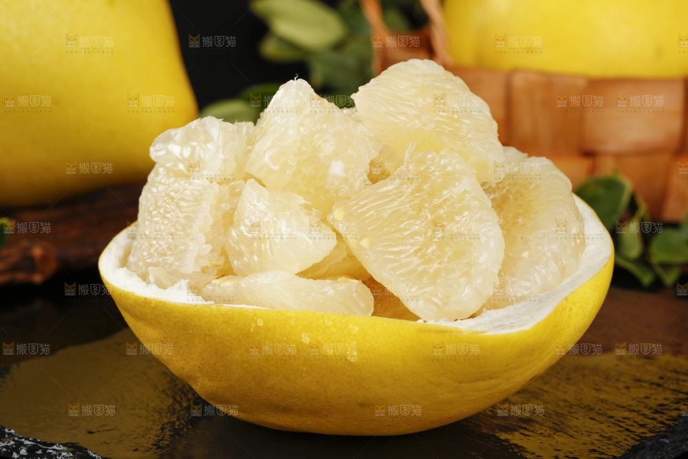 黑石板上的水晶蜜柚果肉