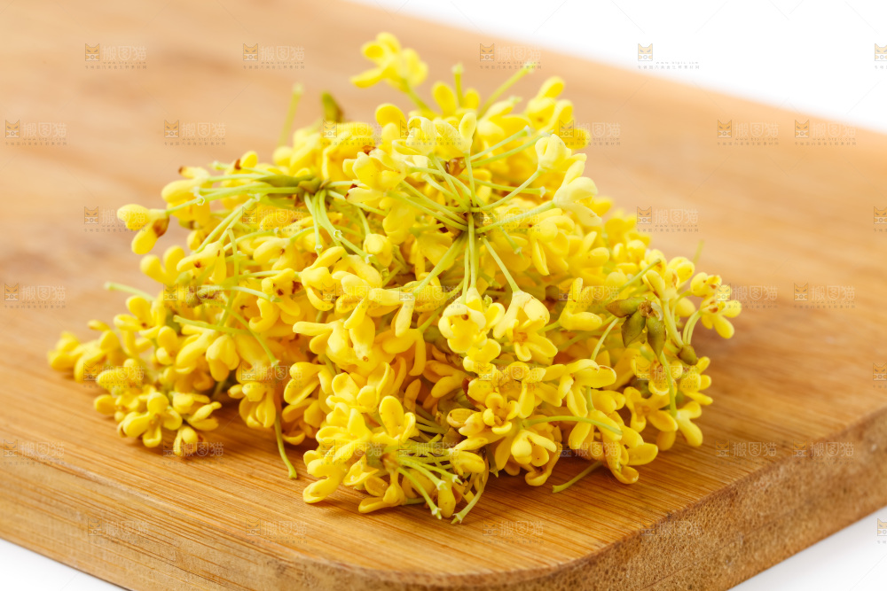 木板上的新鲜桂花