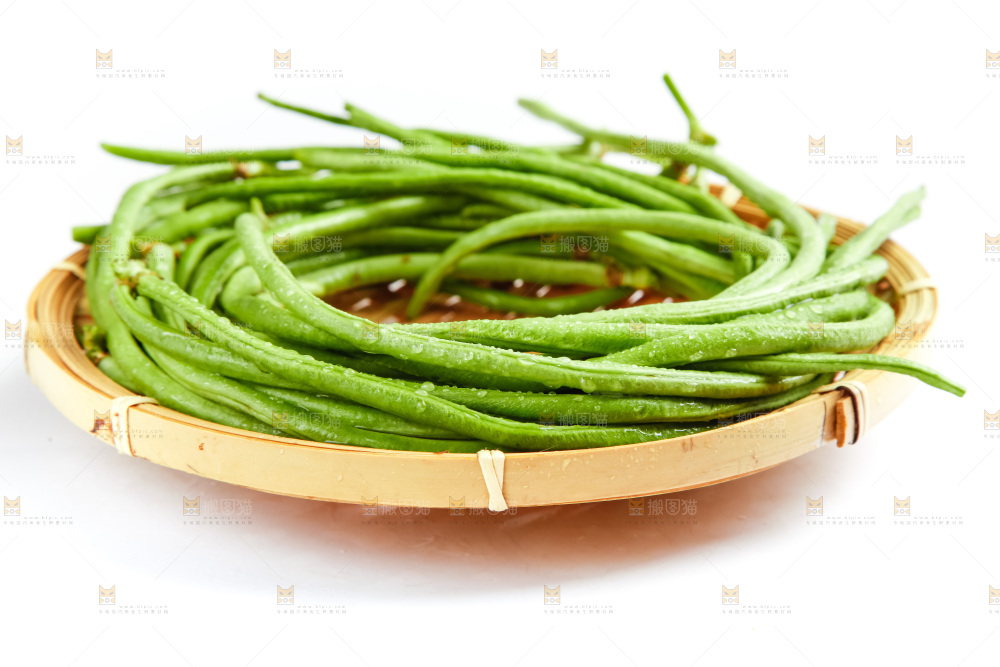 篮子里装着长豆角