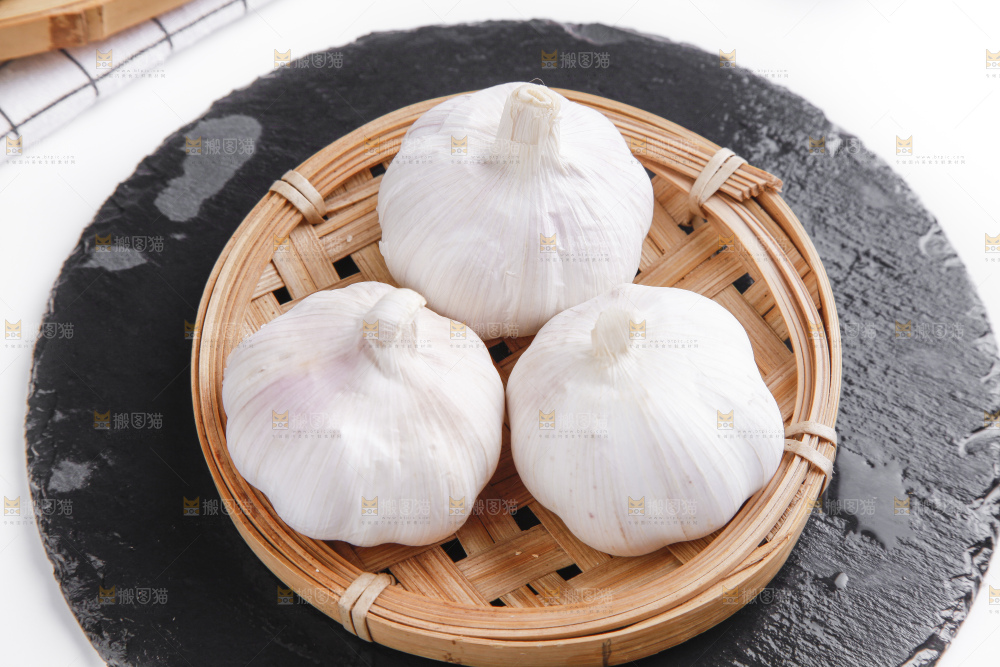 黑石板上放着一盘大蒜