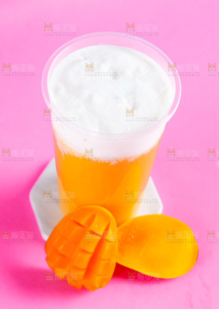 浅底上摆放一杯芒果果汁