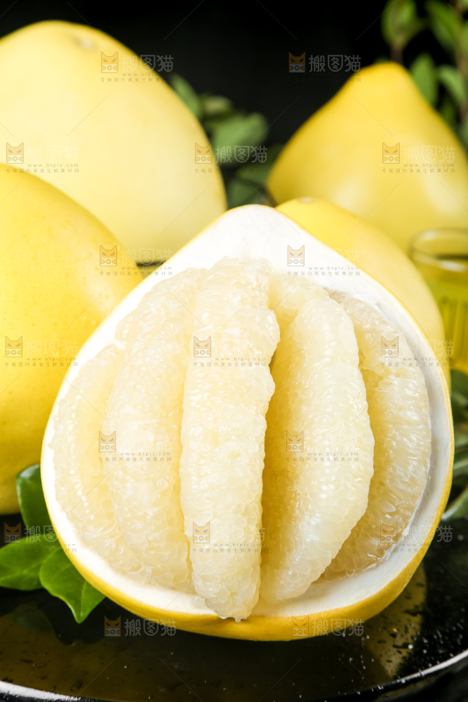 黑石板上放着白肉柚子