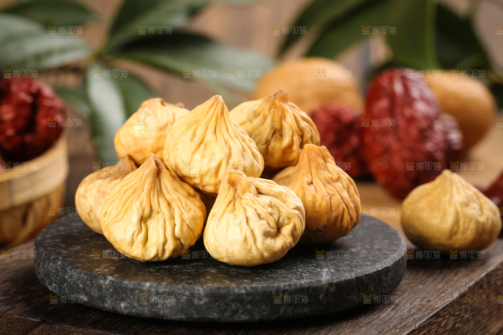 石板上放着新疆无花果干