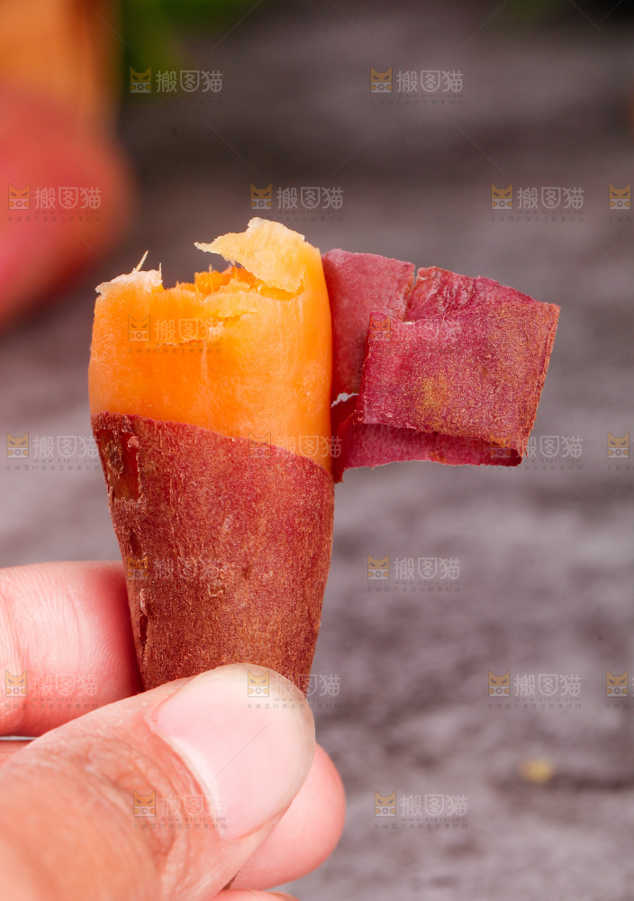 手上拿着蒸熟的小香薯