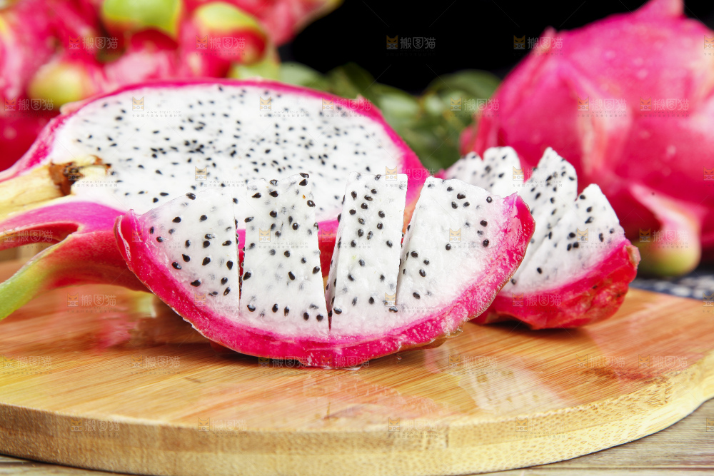 木板上的火龙果肉