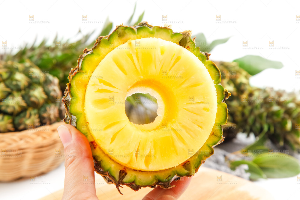 木板上摆放着泰国迷你小菠萝