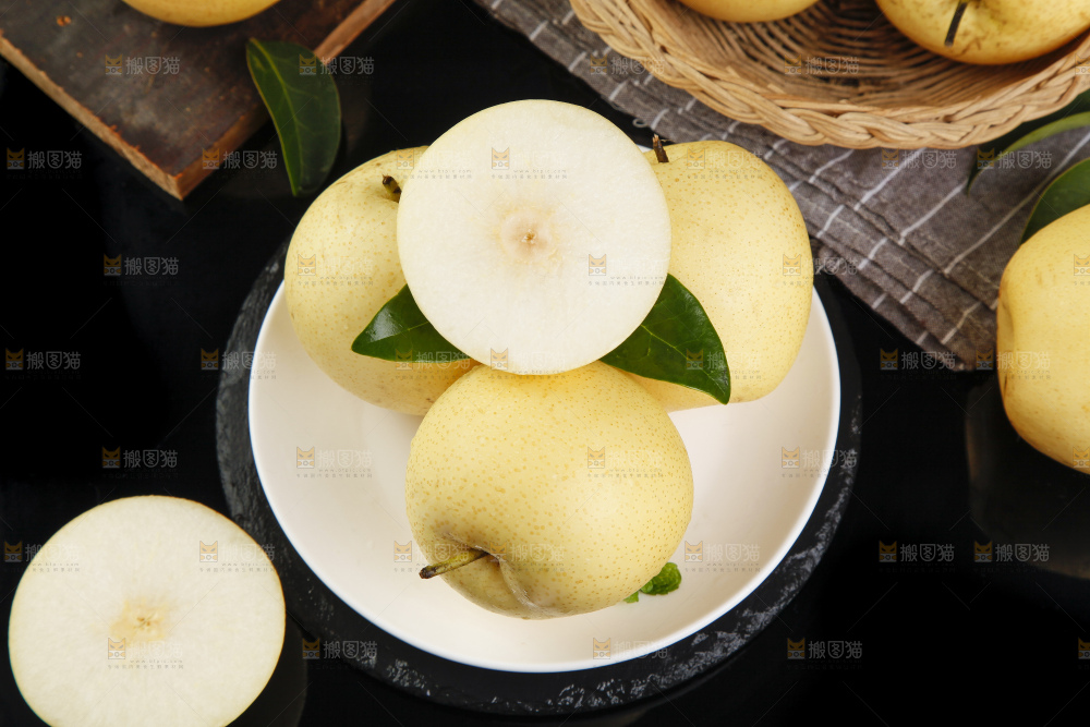 盘子里装着翠冠梨