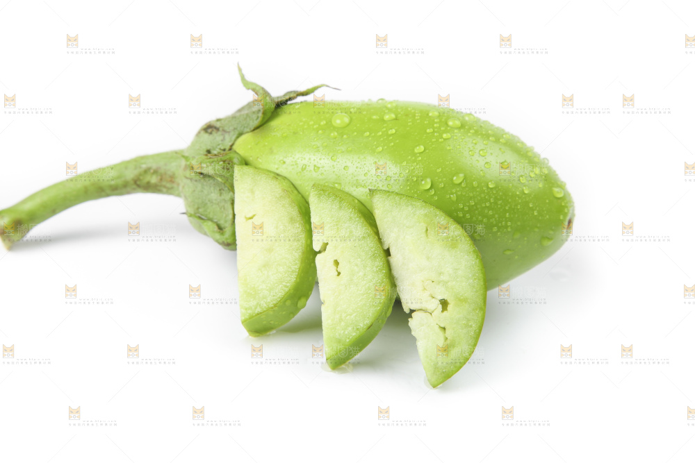 白底上放着青皮茄子