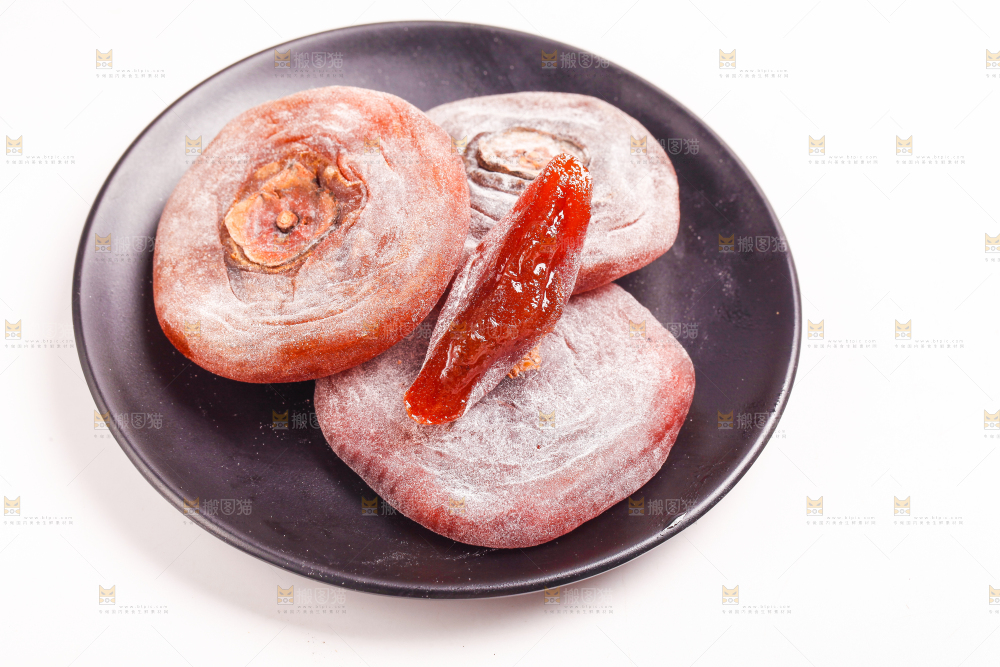 盘子里装着干柿饼