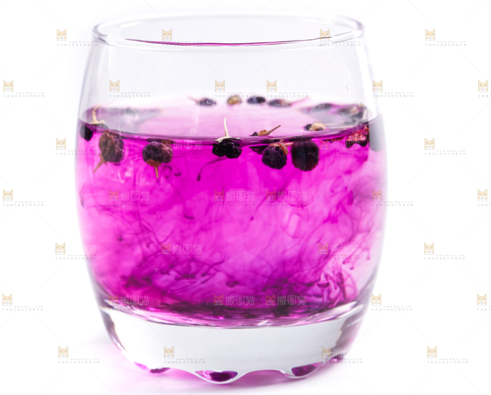 杯子里装着黑枸杞茶