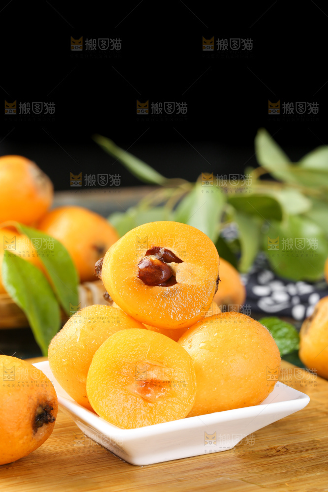 木板上放着米易枇杷