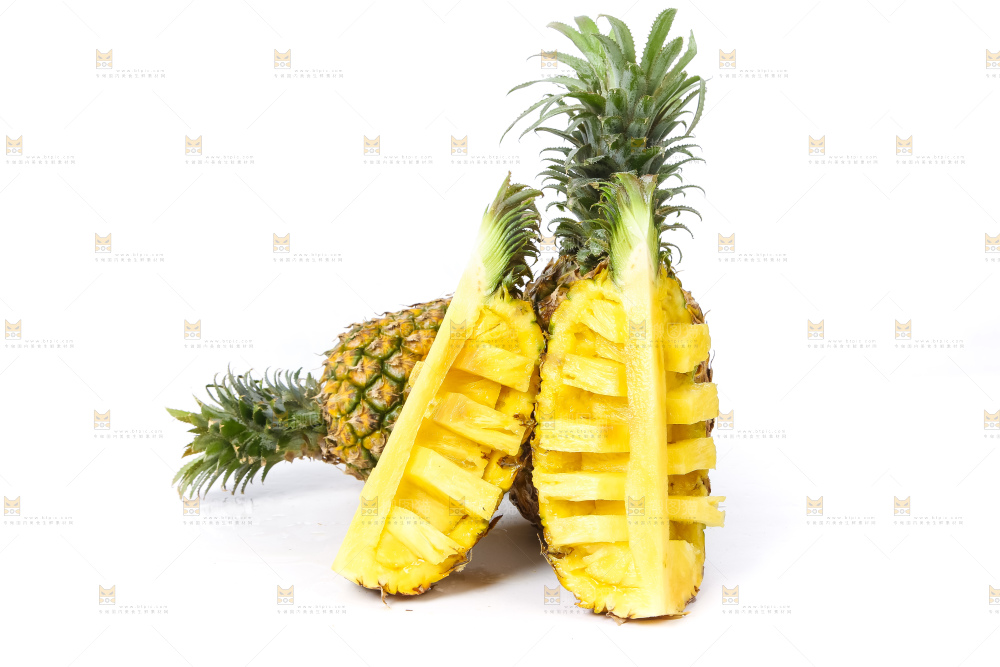 白底上放着菠萝
