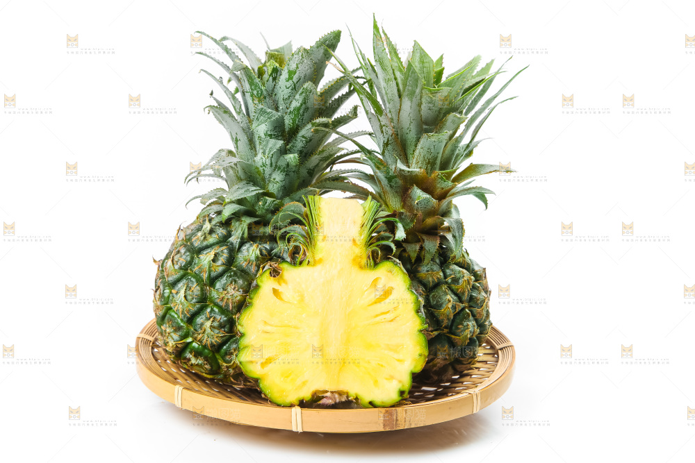白底上的新鲜小菠萝