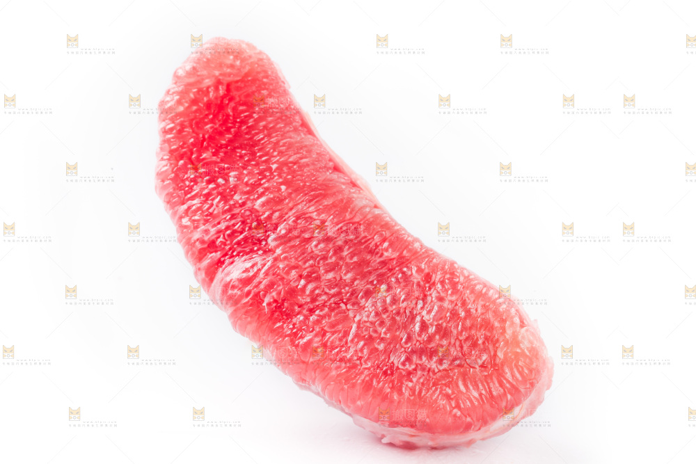 白底上放着红柚果肉
