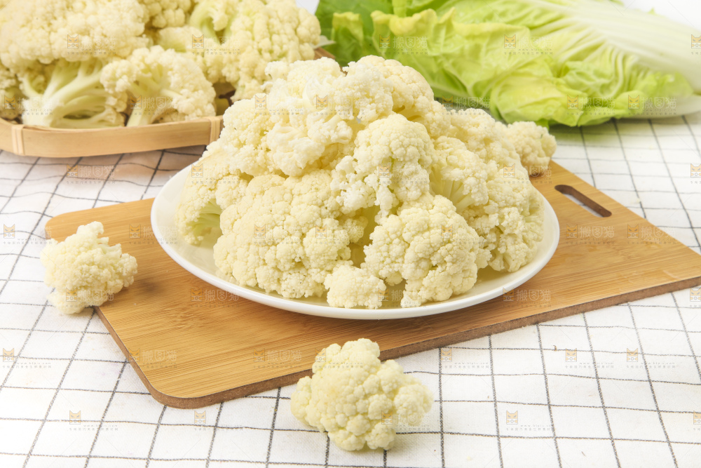 木板上放着椰菜花