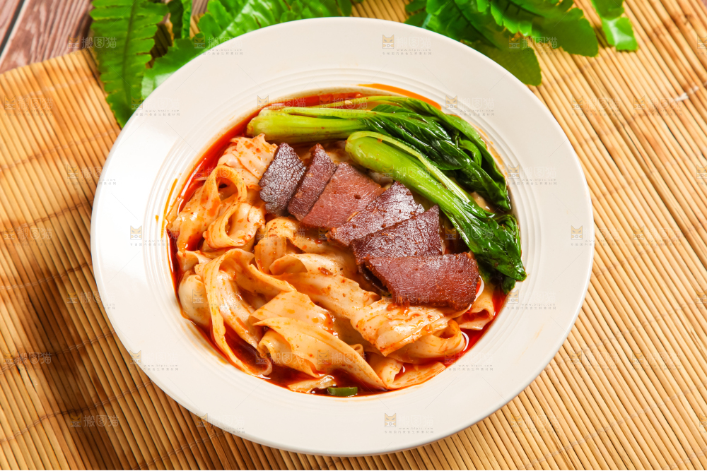 碗里的牛肉刀削面