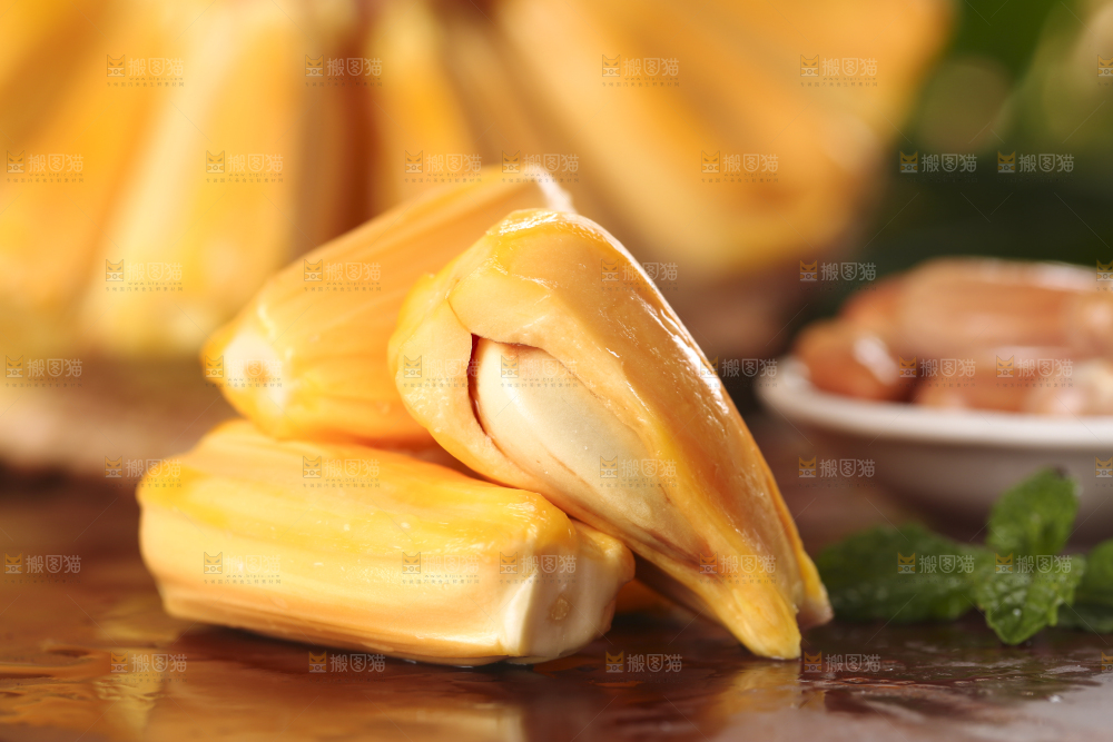 木板上的越南红心菠萝蜜