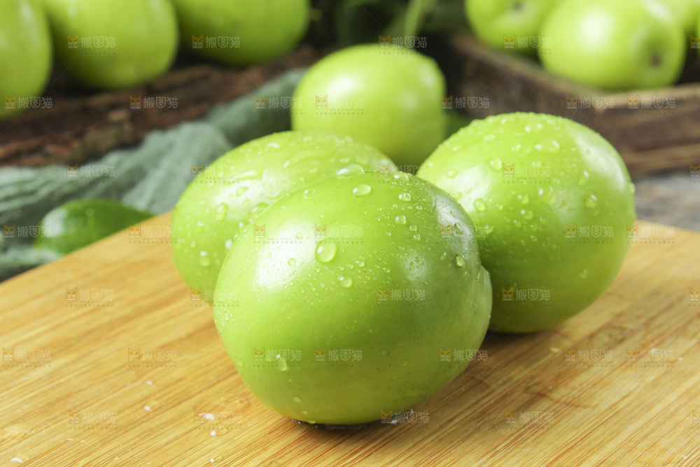 木板上放着云南牛奶大青枣