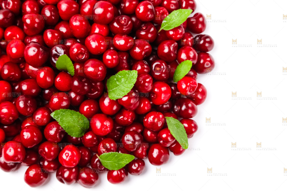 白底上堆放着樱桃