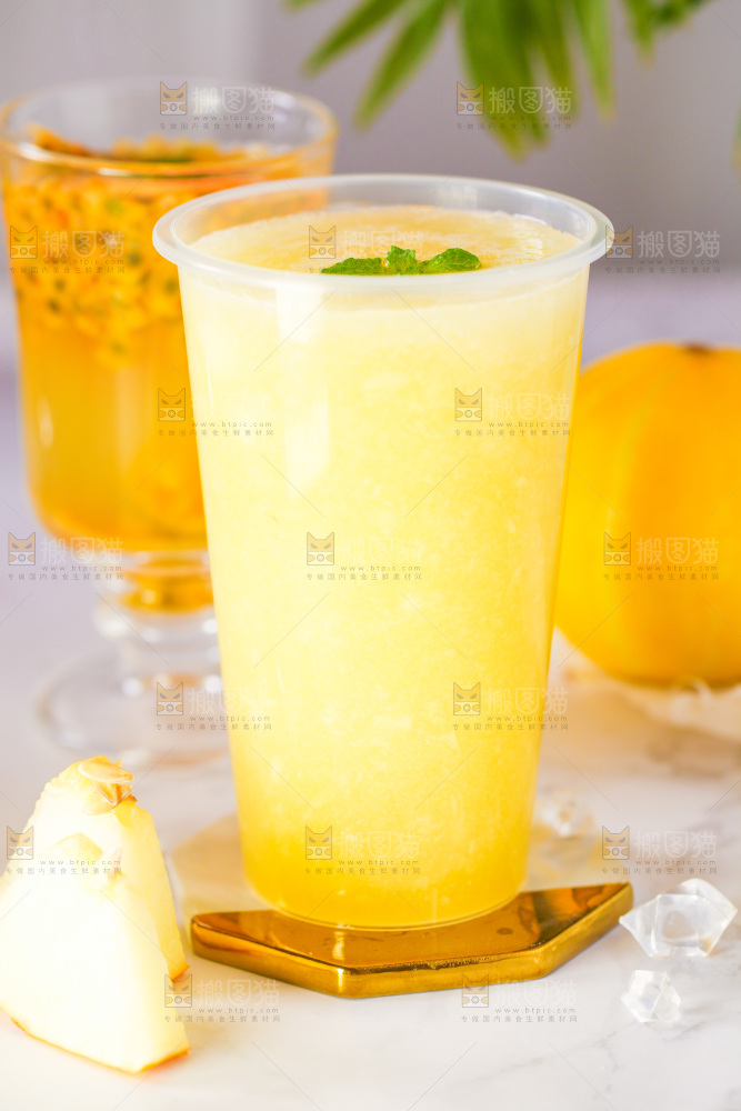 白底上放着一杯黄金蜜瓜果汁