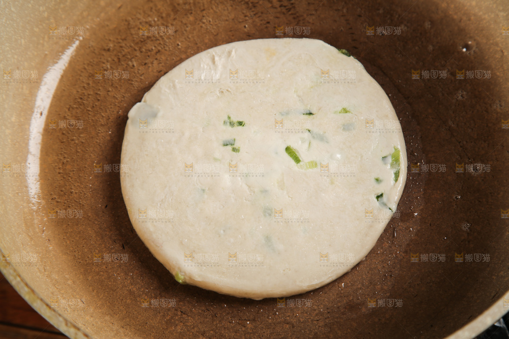 锅里煎着葱油饼