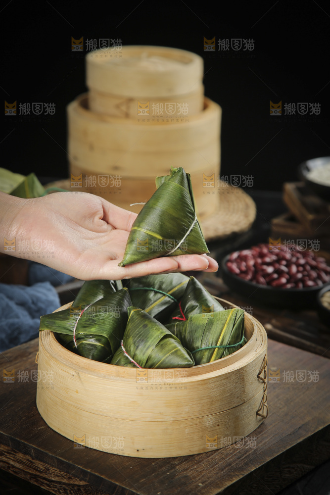 手里拿着粽子